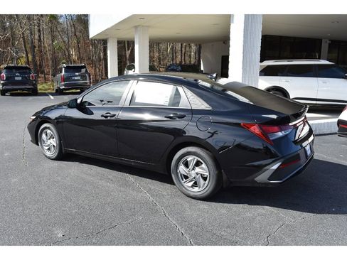 New 2026 Hyundai Elantra SE image 2