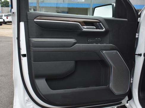 Used 2024 Chevrolet Silverado 1500 High Country AWD/4WD image 12