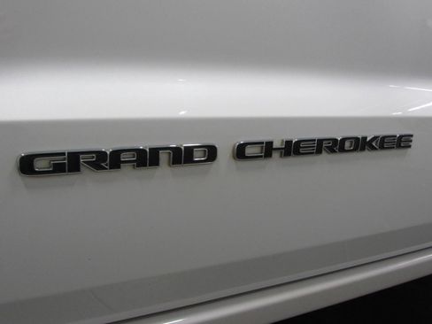 Used 2019 Jeep Grand Cherokee Overland AWD/4WD image 35