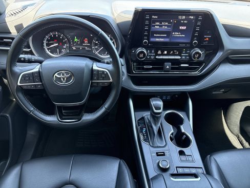 Used 2022 Toyota Highlander XSE AWD/4WD image 2