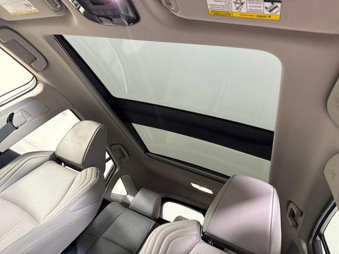 Used 2022 Toyota Venza Limited image 18