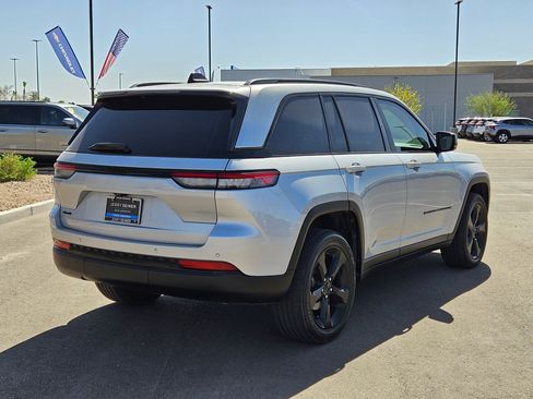 Used 2023 Jeep Grand Cherokee Altitude AWD/4WD image 5