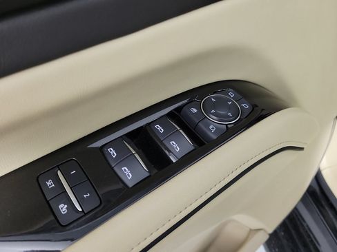 Used 2024 Cadillac Escalade Premium Luxury AWD/4WD image 21