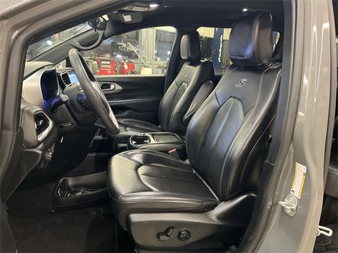 Used 2023 Chrysler Pacifica Touring-L w/ S Appearance Package image 15