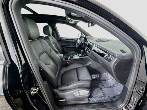 Used 2025 Porsche Macan AWD/4WD image 33