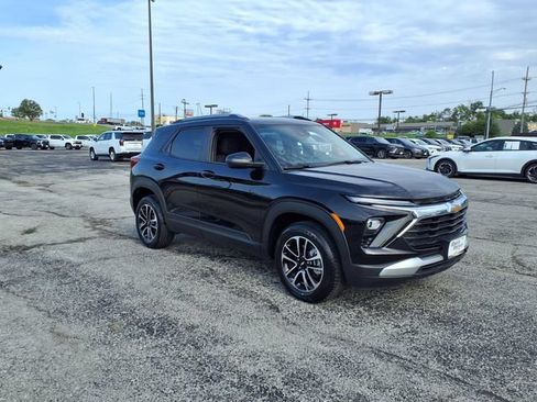 Used 2025 Chevrolet TrailBlazer LT AWD/4WD image 2