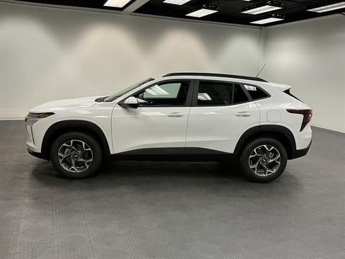 New 2026 Chevrolet Trax LT w/ Sunroof Package FWD image 2