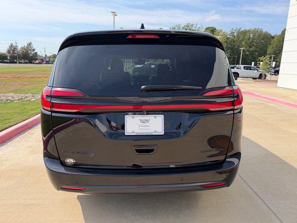 Used 2025 Chrysler Pacifica Limited FWD image 6