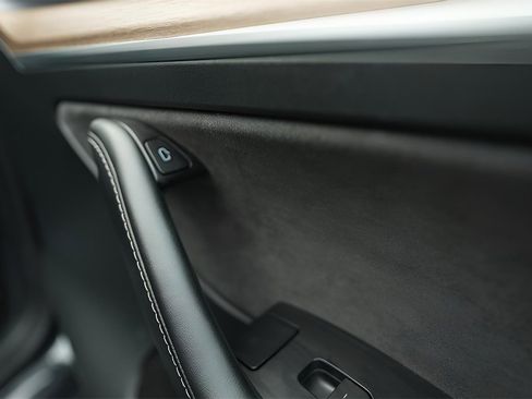 Used 2024 Tesla Model Y 2WD image 38