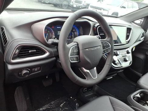 New 2027 Chrysler Pacifica Select FWD image 6