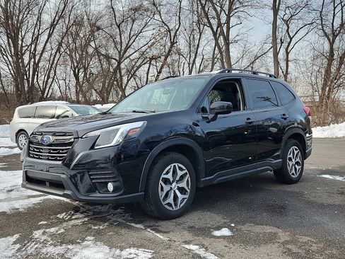 Used 2023 Subaru Forester Premium image 3