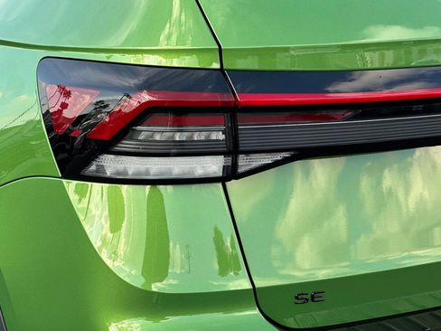 New 2026 Volkswagen Taos SE image 7