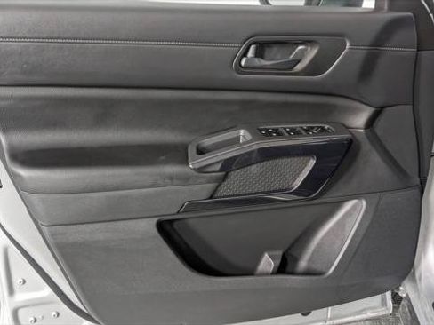 Used 2025 Nissan Pathfinder SV FWD image 16