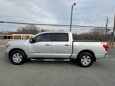 Used 2018 Nissan Titan SV w/ SV Convenience Package image 4
