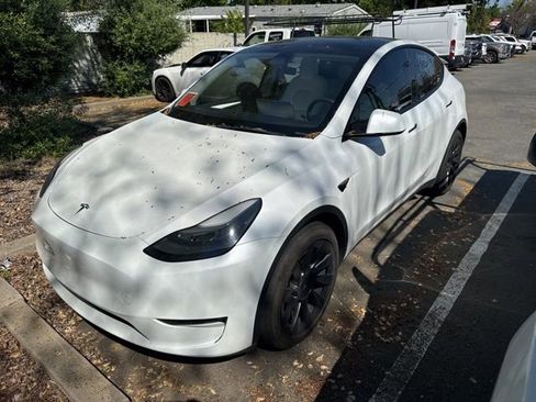 Used 2023 Tesla Model Y Long Range image 26