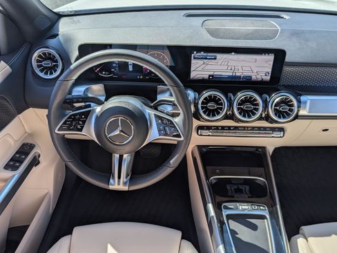 Used 2025 Mercedes-Benz GLB 250 4MATIC image 17