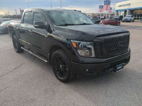 Used 2018 Nissan Titan SV w/ SV Convenience Package image 2