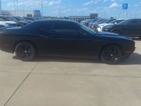 Used 2018 Dodge Challenger SXT RWD image 4