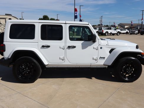 Used 2025 Jeep Wrangler Unlimited Sahara w/ Safety Group AWD/4WD image 4