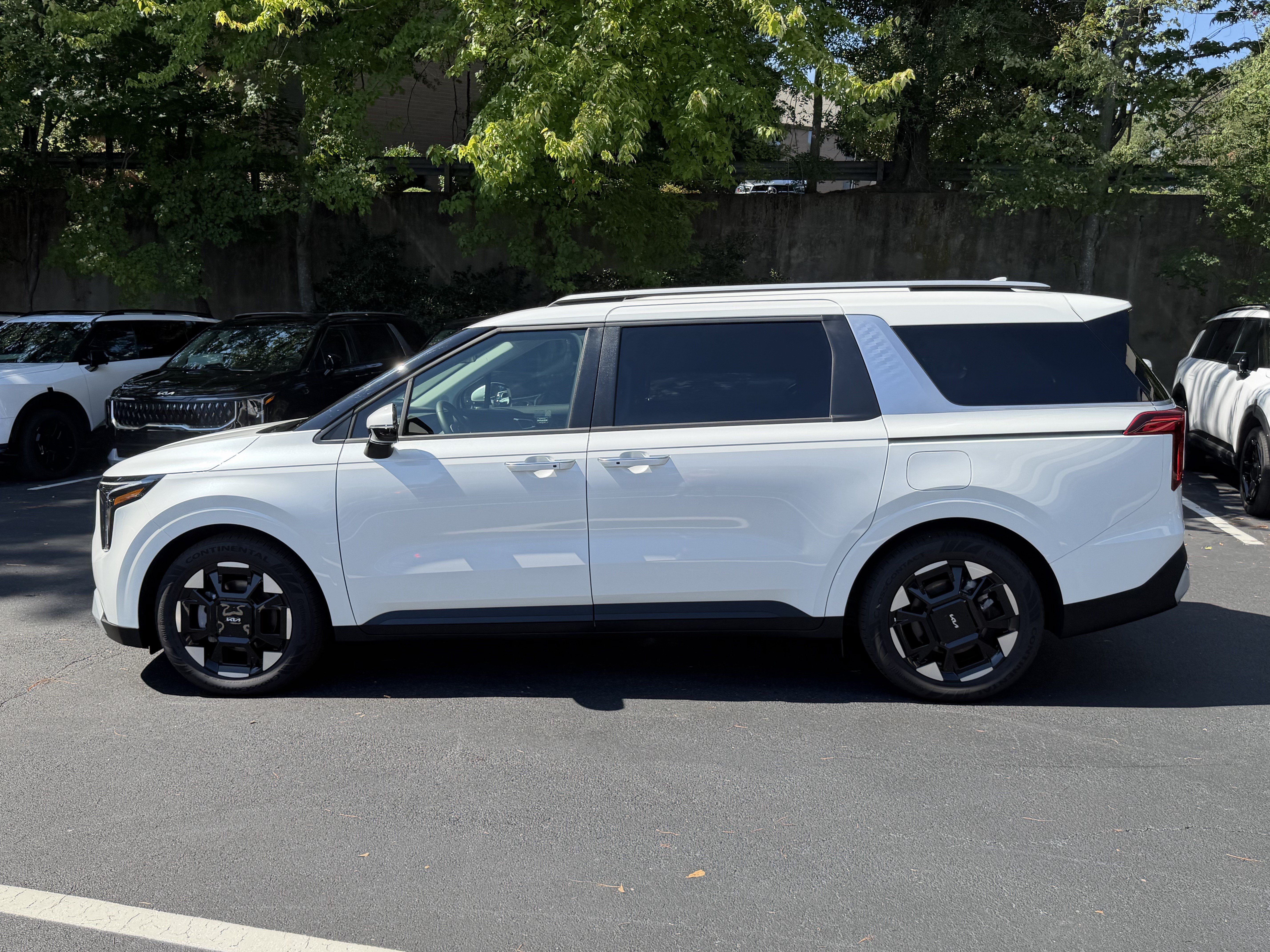 Certified 2026 Kia Carnival EX FWD image 4