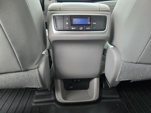Used 2019 Toyota Highlander XLE FWD image 37