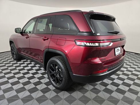 Used 2024 Jeep Grand Cherokee Altitude image 5