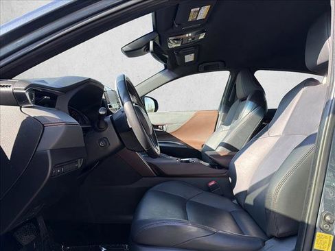 Used 2022 Toyota Venza XLE image 11