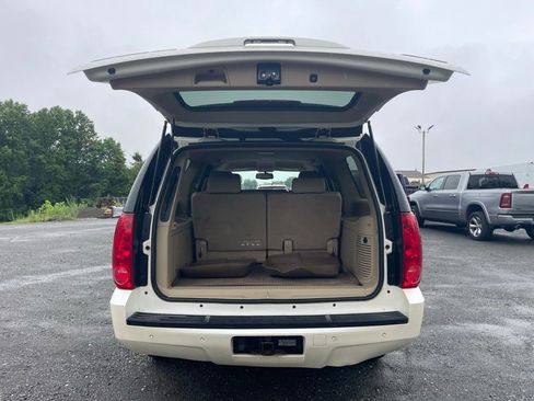 Used 2011 GMC Yukon XL SLT w/ SLT-2 Equipment Package AWD/4WD image 9