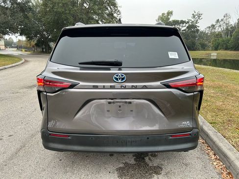 Used 2021 Toyota Sienna XLE image 4