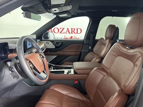 Certified 2025 Lincoln Aviator Reserve w/ Luxury Package image 11