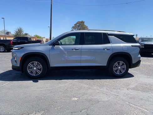 Used 2025 Chevrolet Traverse LT FWD image 3