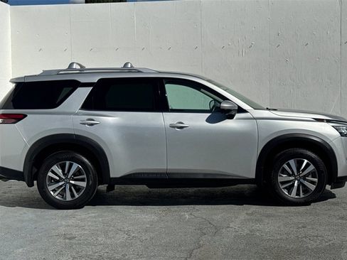 Certified 2024 Nissan Pathfinder SL image 3