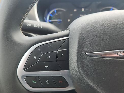Used 2023 Chrysler Pacifica Touring-L FWD image 18