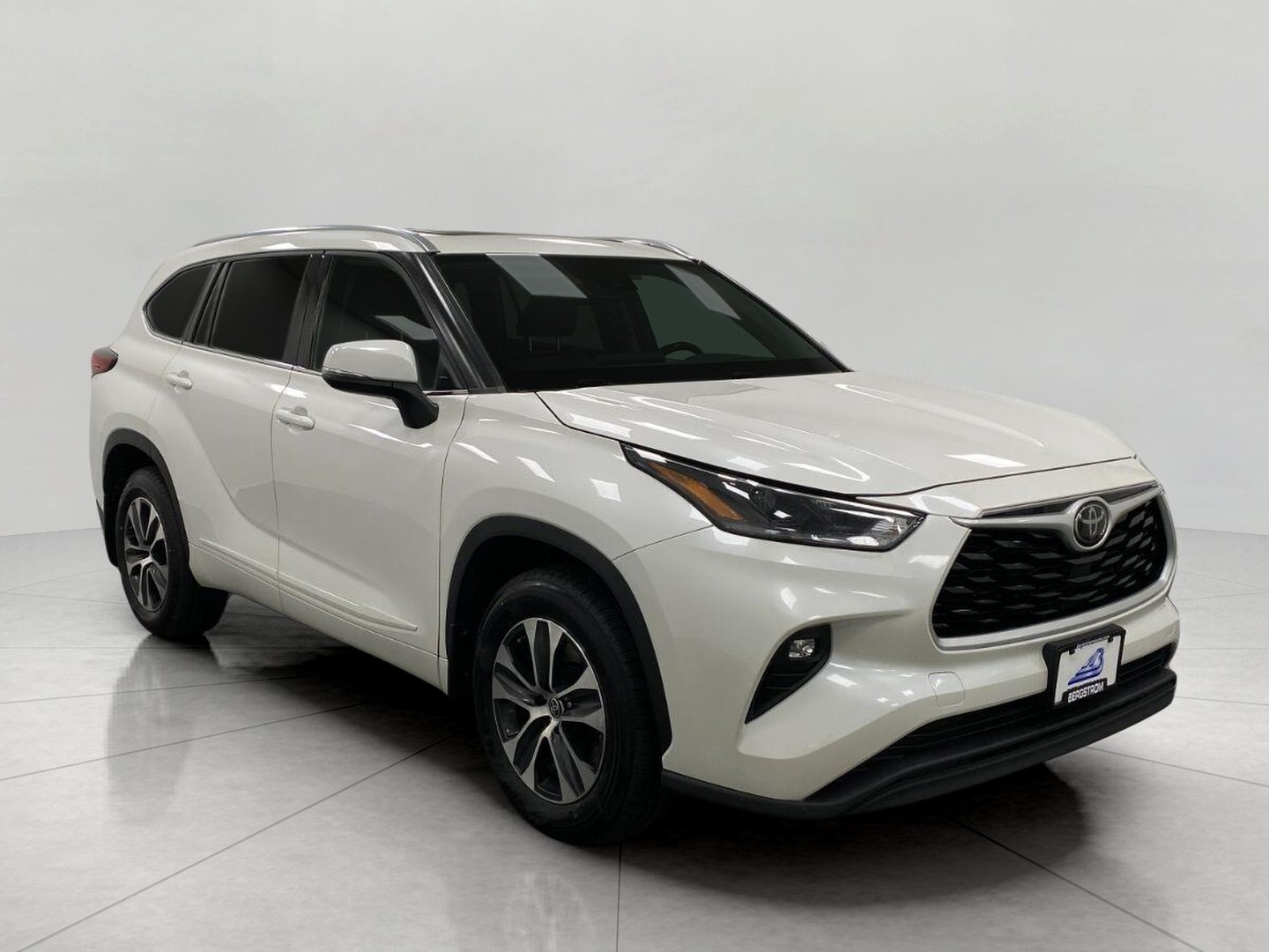 Used 2021 Toyota Highlander XLE AWD/4WD image 1