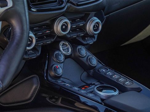 Used 2020 Aston Martin V8 Vantage Coupe image 25