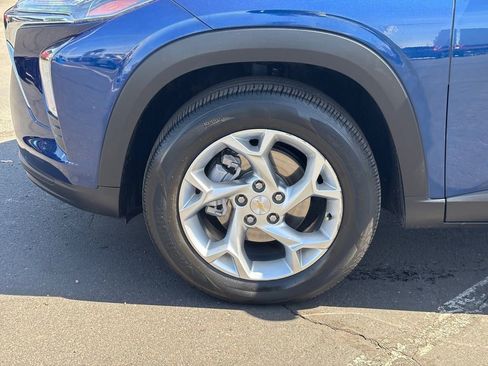 Used 2024 Chevrolet Trax LS w/ LS Convenience Package FWD image 9