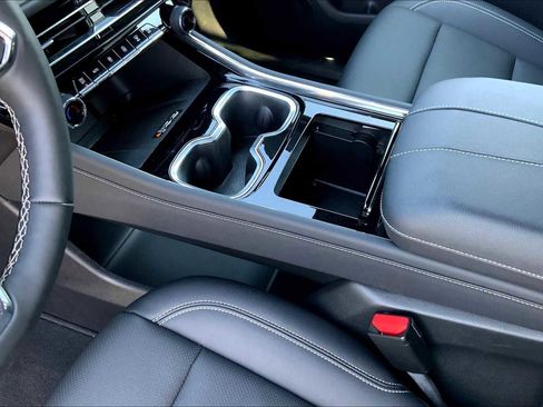 Used 2024 Chevrolet Traverse LT image 17