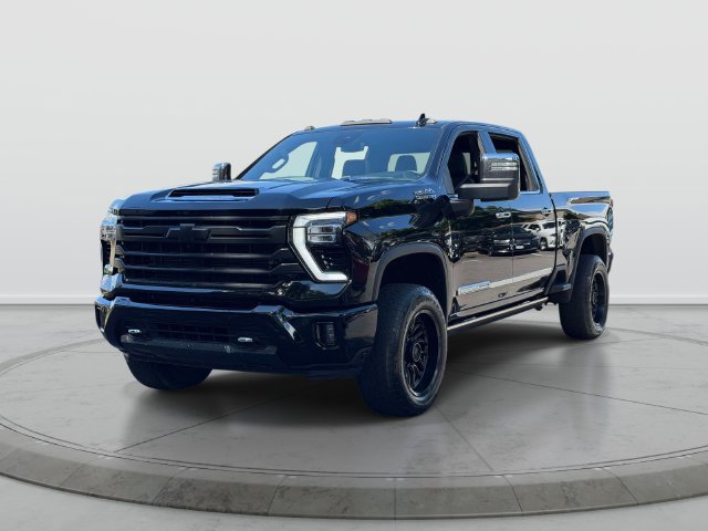 Used 2024 Chevrolet Silverado 2500 High Country AWD/4WD image 3
