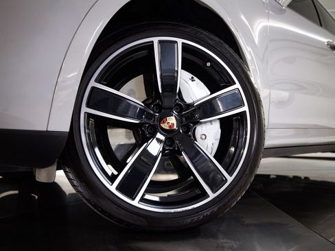 Certified 2022 Porsche Cayenne Turbo AWD/4WD image 12