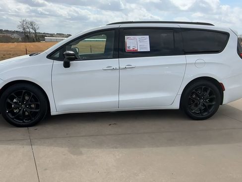 Used 2025 Chrysler Pacifica Limited image 5