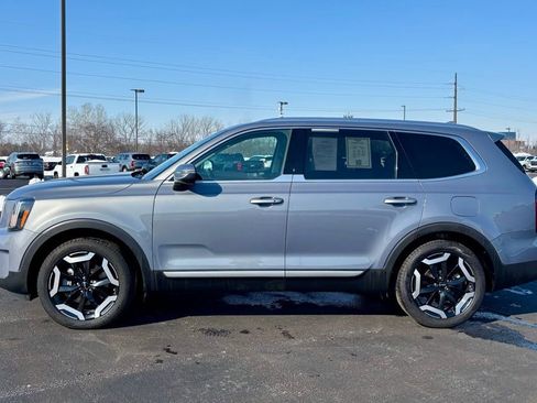 Used 2024 Kia Telluride EX w/ EX Captain's Chair Package image 4