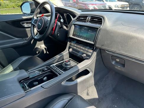 Used 2020 Jaguar F-PACE R-Sport image 9