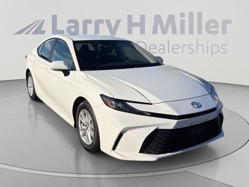 Used 2025 Toyota Camry LE FWD image 7