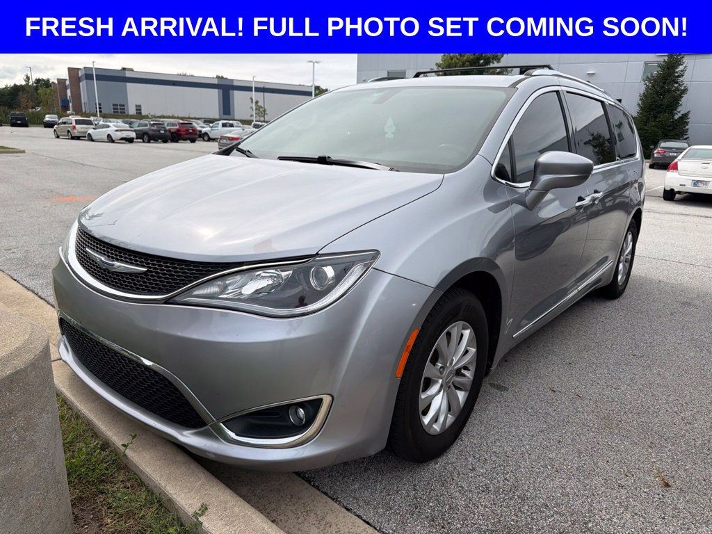 Used 2020 Chrysler Pacifica Touring-L FWD image 1