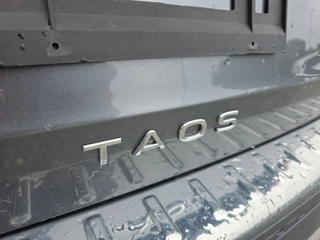 Used 2023 Volkswagen Taos SE w/ Panoramic Sunroof Package FWD image 11