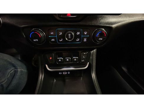 Used 2020 GMC Terrain SLE w/ Elevation Edition image 12