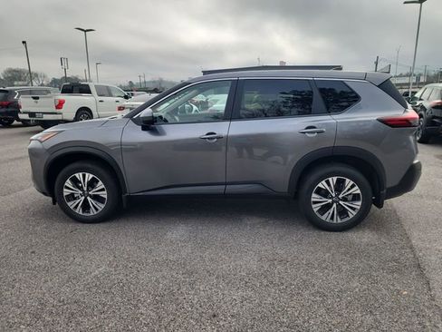 Used 2023 Nissan Rogue SV image 2