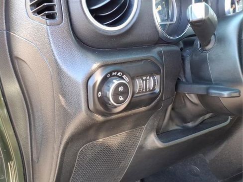 Used 2022 Jeep Gladiator Overland w/ Popular Equipment Package image 19