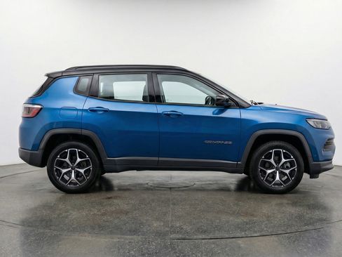 Used 2025 Jeep Compass Limited image 11