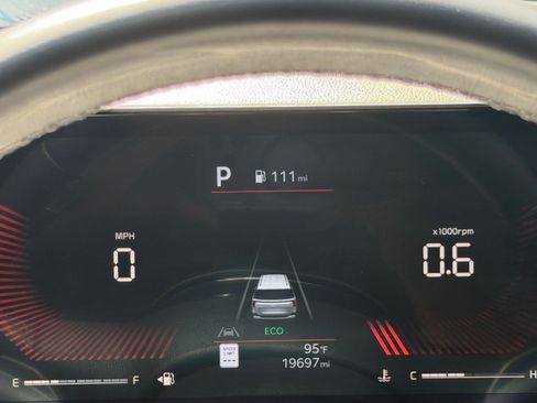 Used 2025 Kia Carnival FWD image 32